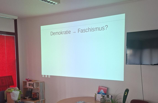 Gleitet die Demokratie in den Faschismus ab?